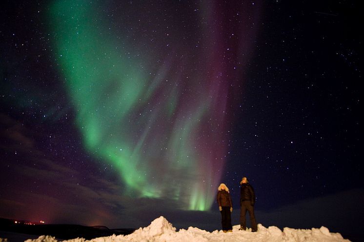 People watching the northern lights at Kautokeino  Finnmark-Photo -Terje Rakke - VisitNorway.com.jpg