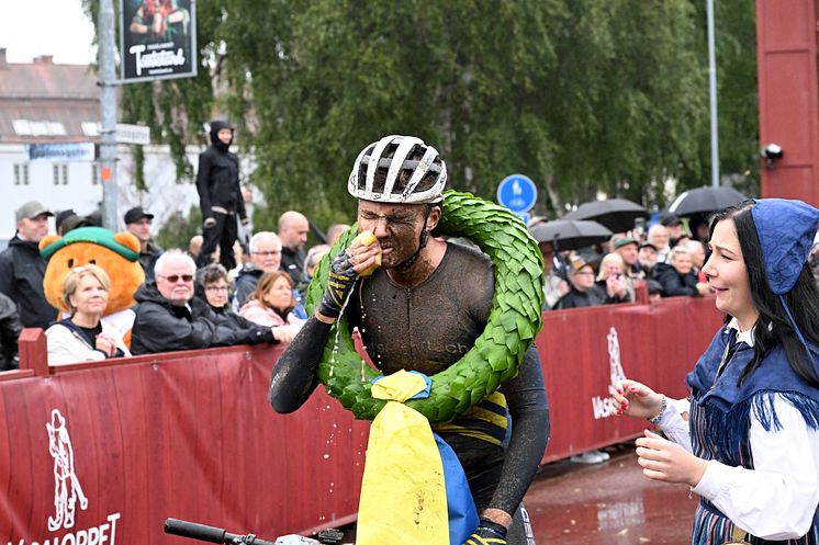 Cykelvasan 90 2023 winner Kristian Klevgård washing face