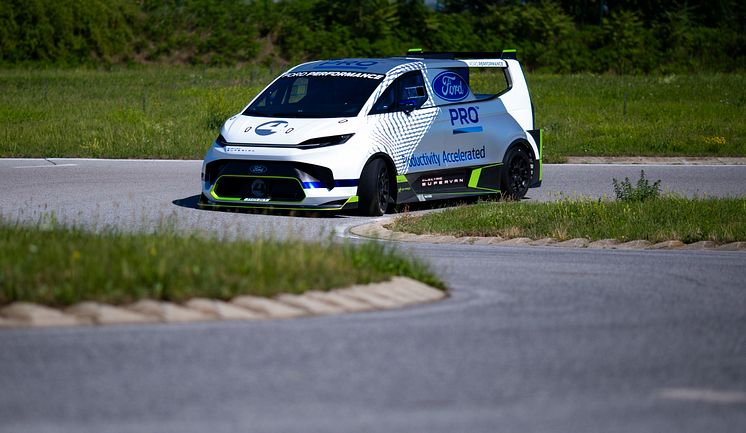 Ford Pro Electric SuperVan 2022 (3)