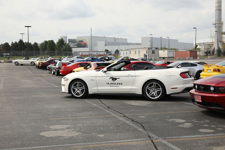 Ford Mustang nummer 10 000 000 tillsammans med en Mustang från varje år sedan 1964