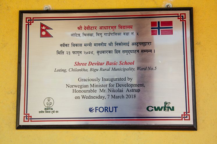 Plakett - Utviklingsminister Nikolai Astrup åpnet Shree Devitar Basic School i Dolakha i Nepal