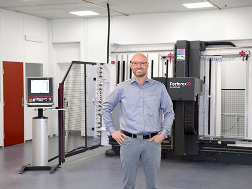 Direktør Lars Farsø på FH Automation regner med en årlig besparelse på 1 200 arbejdstimer i produktionen af automatikskabe efter at virksomheden har effektiviseret og automatiseret med hjælp fra Rittal. Fornyelsen forbedrer samtidig arbejdsmiljøet.