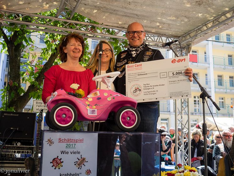 RestCent-Übergabe beim Toy Run in Erlangen