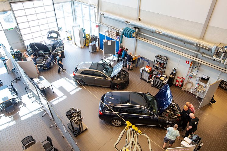 Mercedes-Benz utbildar gymnasielärare i elbilsteknik