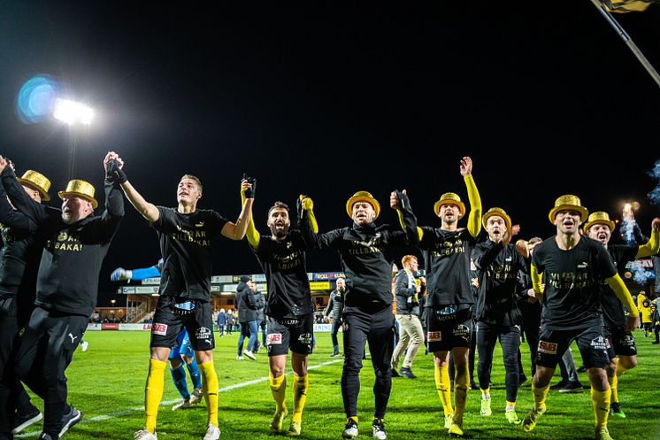 Spelare firar tillsammans med klacken avancemanget till Allsvenskan. Foto: André Julinder