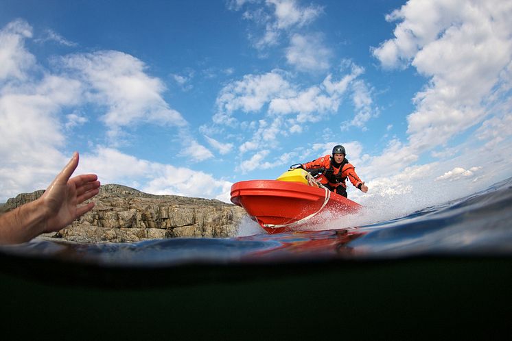 Rescuerunner räddar person ur vattnet