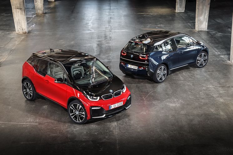 Den opdaterede BMW i3 (Imperial Blue) og den helt nye BMW i3s (Melbourne Red)