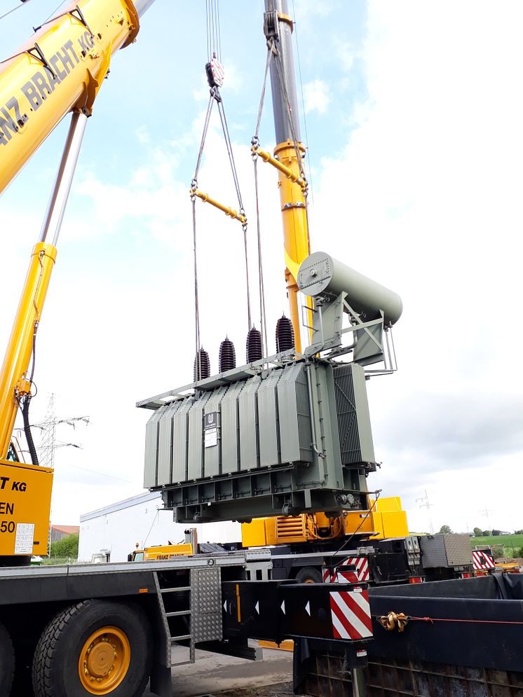 Mit zwei Kränen wird der Trafo im Umsüpannwerk Halle versetzt 