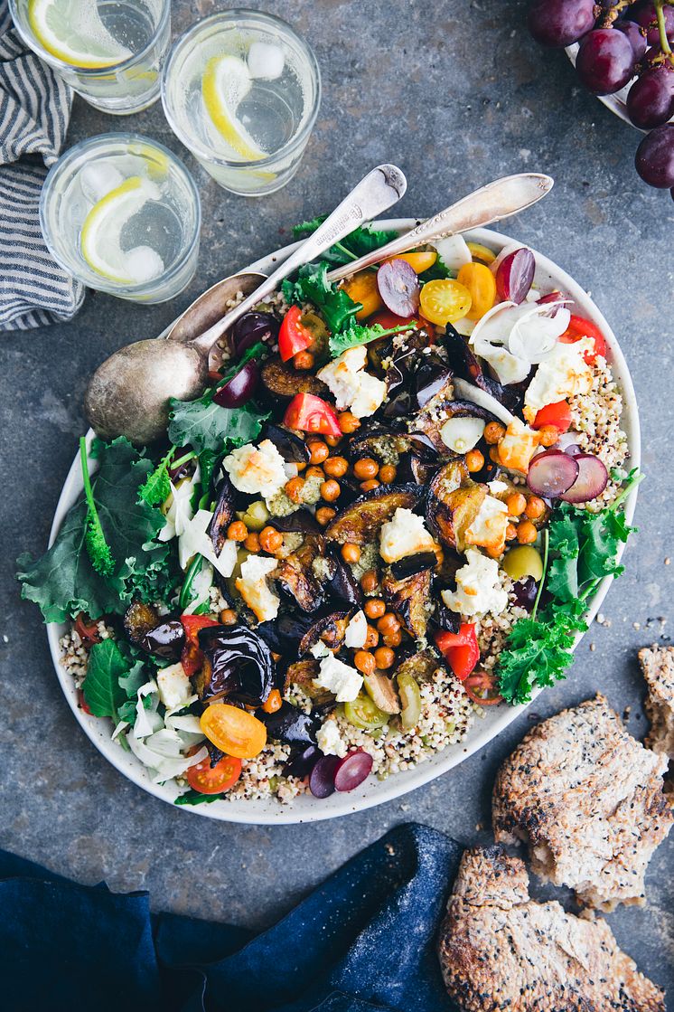 Receptbild Aubergine- och hirsmixsallad med rostad feta och kikärtor stående