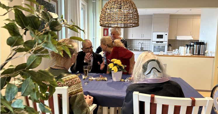 Boende, närstående och medarbetare minglade.jpg