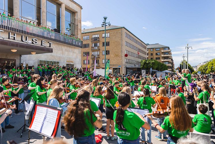 Side-by-Side-2022-deltagare spelar på Götaplatsen-FotoFrancisLöfvenholm