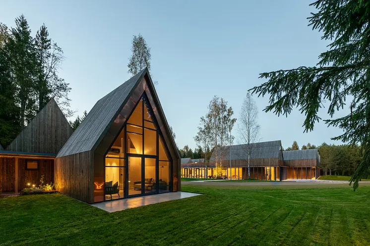 Bestehende Lichtungen, alter Baumbestand und die natürliche Topografie bestimmen die Architektur des SANCTUM Nature Therapy 
