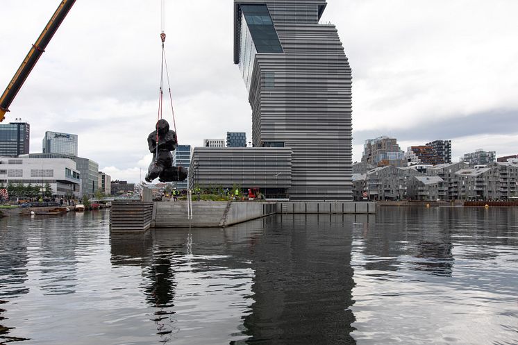 Moren heises over til enga på Inger Munchs brygge