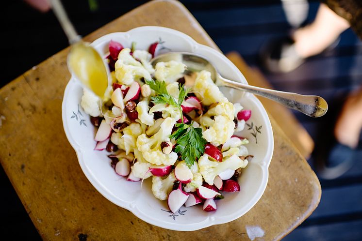 Sommarsallad med blomkål, rädisa och honungssenapsdressing!