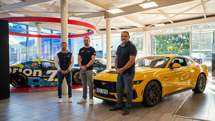 Zleva Petr Burián, tiskový mluvčí Ford ČR, Martin Doubek, Orion Racing, Josef Boháč, Obchodní ředitel Auto IN s.r.o.