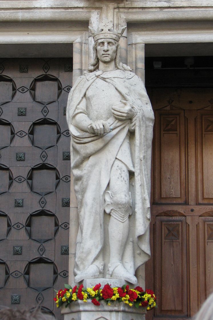 Staty av Erik den helige utanför Uppsala domkyrka
