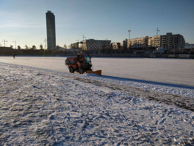 Brøyting av skøyteis på Vannspeilet. Foto Asbjørn Johnsrud, Kulturetaten