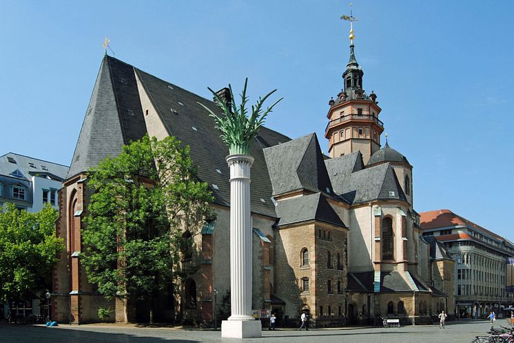 Nikolaikirchhof in Leipzig mit Nikolaikirche und Nikolaisäule