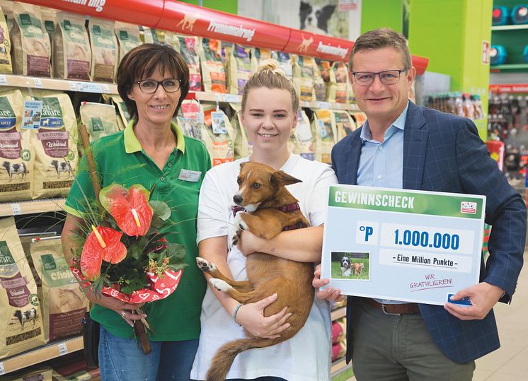 Fressnapf Filialleitung Margit Harb mit der neuen Punktemillionärin Natalie J. und ihrer Mischlingshündin Amy und Fressnapf Geschäftsführer Hermann Aigner