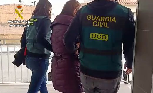 Sarah Panitzke being arrested by Spanish police (3).jpg