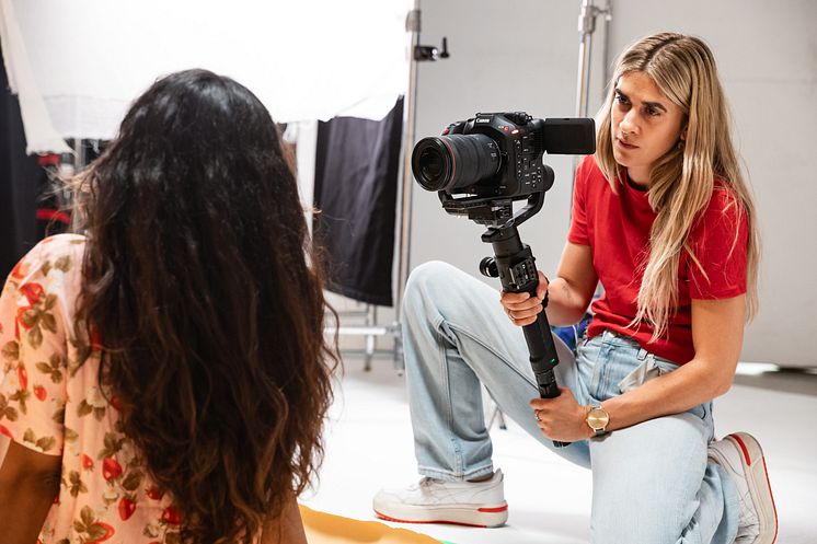 EOS C80_Lifestyle_Product_on_gimbal_crouching_65414.jpg