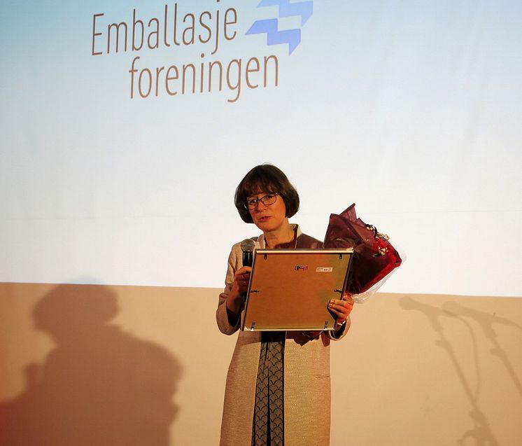 Ellen Behrens mottar emballasjeprisen "Ellen-prisen".