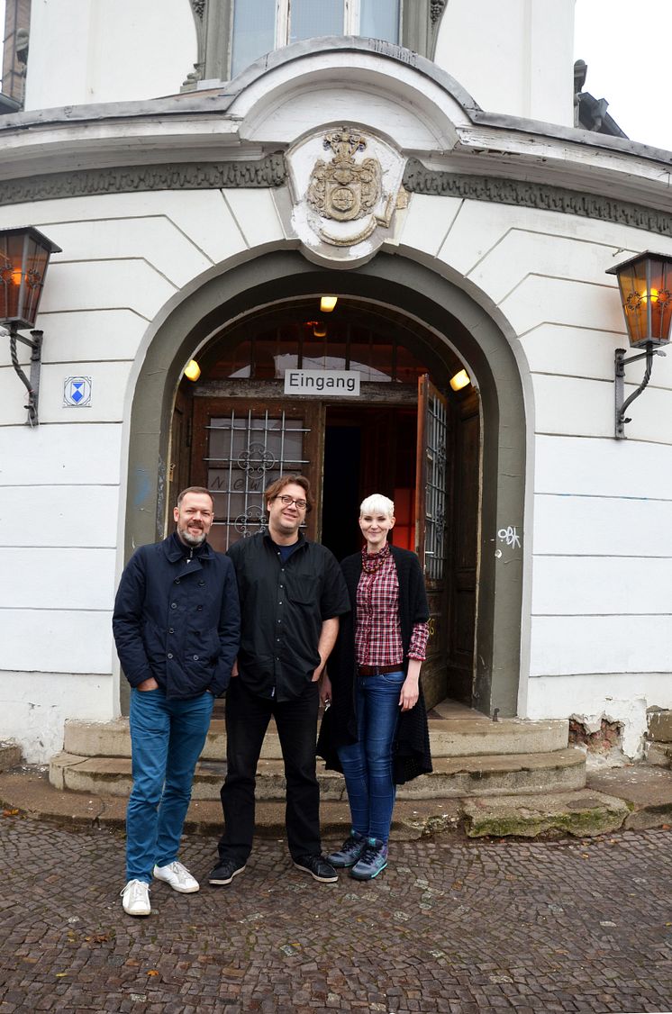 Oliver Schröter, Jörg Folta und Anja Wedwitschka vom Felsenkeller freuen sich über die Wiedereröffnung