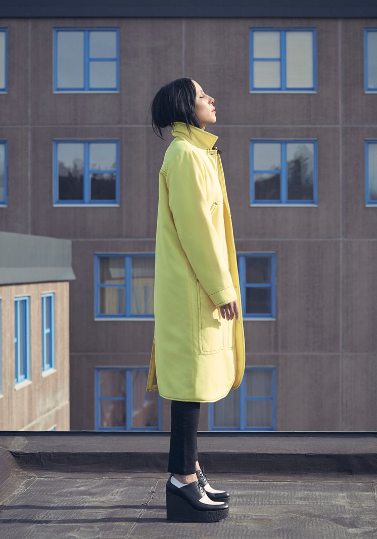 Titiyo pressbild gul stående