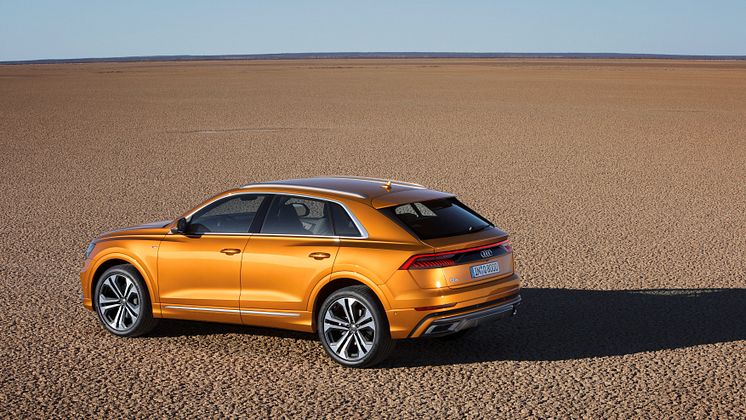 Audi Q8 (dragon orange) skråt bagfra