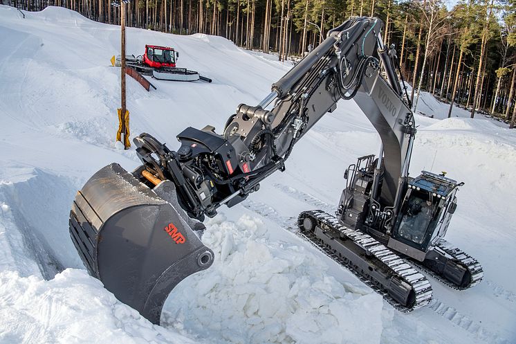 Volvo ECR355E bygger half pipe i Falu Snowpark