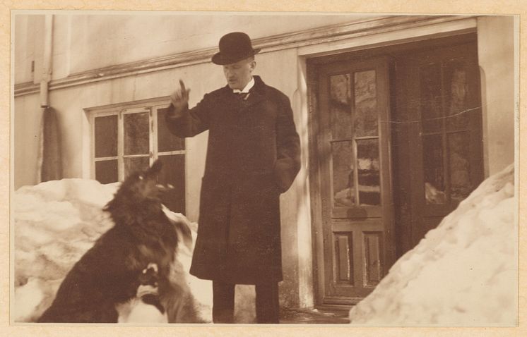 Foto av Edvard Munch med hunden Boy