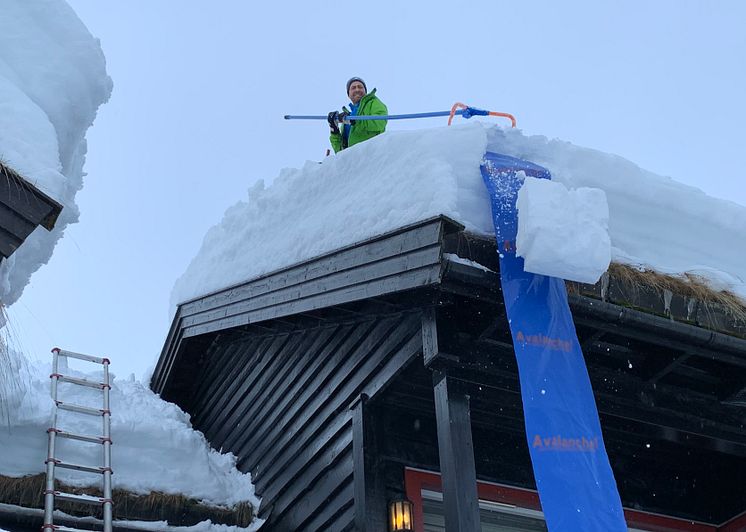 Hjelpemidler kan bidra til lettere måking på tak_Foto Gjensidige. Bilde tatt februar 2022