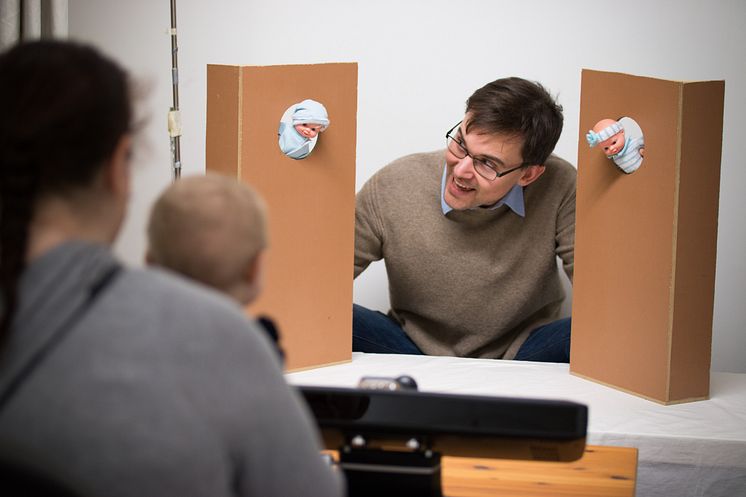 Terje Falck-Ytter, institutionen för psykologi och Uppsala Barn- och Babylab vid Uppsala universitet under ett experimentet som undersökte initiering av delad uppmärksamhet hos spädbarn.