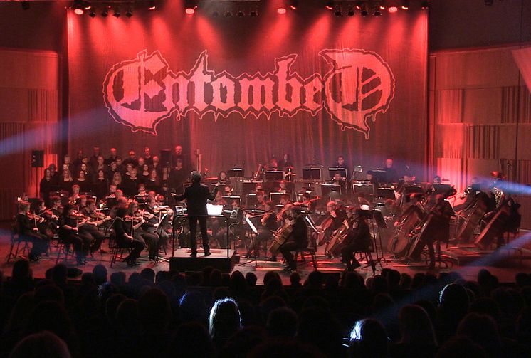 Entombed framför Clandestine i symfonisk tappning.