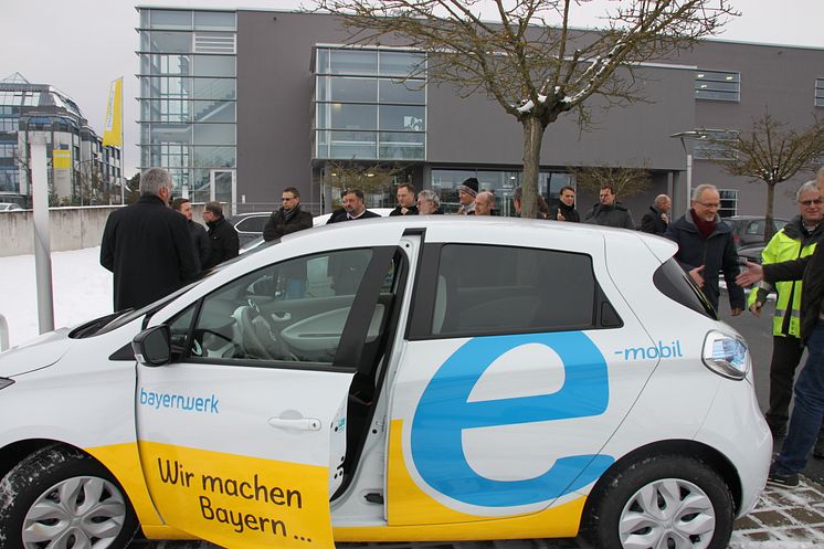 Die anwesenden Bürgermeister aus dem Weidener Raum hatten unter anderem die Möglichkeit, ein E-Auto Probe zu fahren.