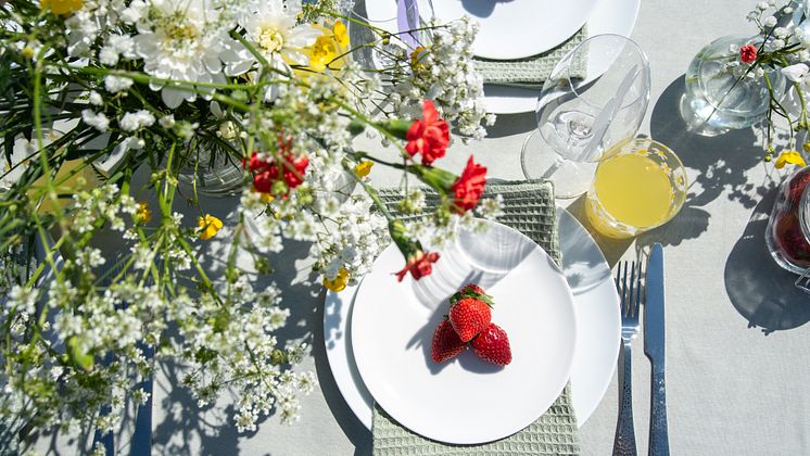 Midsommar-24-dukning-aÌng-serivs-Blank-glas-Maja-Berlin-vas-Bruket-bestick-Hammered kopiera.jpg