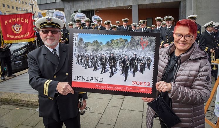 Leder Gunnar Guttulsrød i Kampen Janitsjar og president Rita Hirsum Lystad i NMF viser fram frimerket med Kampen Janitsjar. Foto: Birger Morken