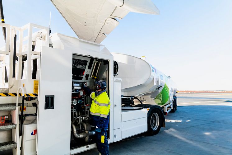 SAF_Tanker_truck_at_Airport_–_040320_9.jpg