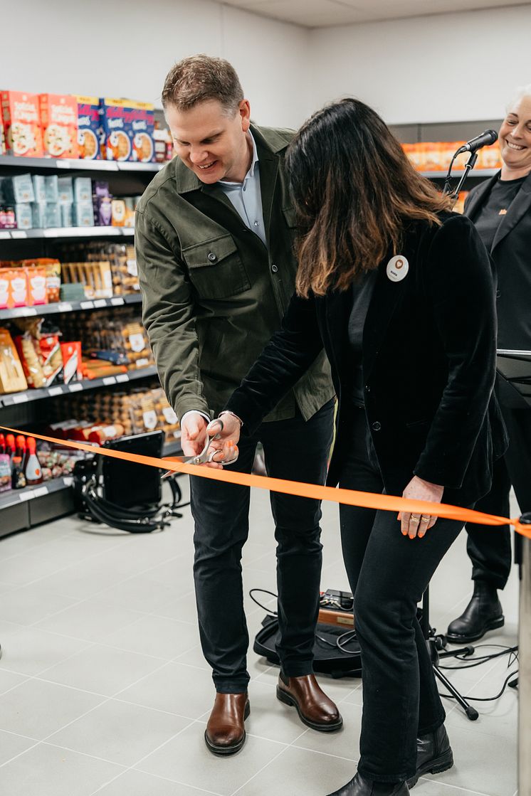 Nicholas Pettersson, VD på Willys och Maria Lorentzon, butikschef MatRätt Wieselgrensplatsen klipper bandet och inviger butiken