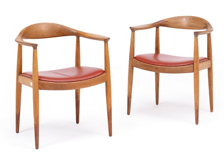 Hans J. Wegner- "The Chair". Et par armstole af eg. Betrukket med rødt skind. Vurdering 25.000 kr.jpeg