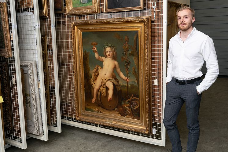 Mathias Skaset foran maleriet «Bacchus som barn» i KODEs magasin