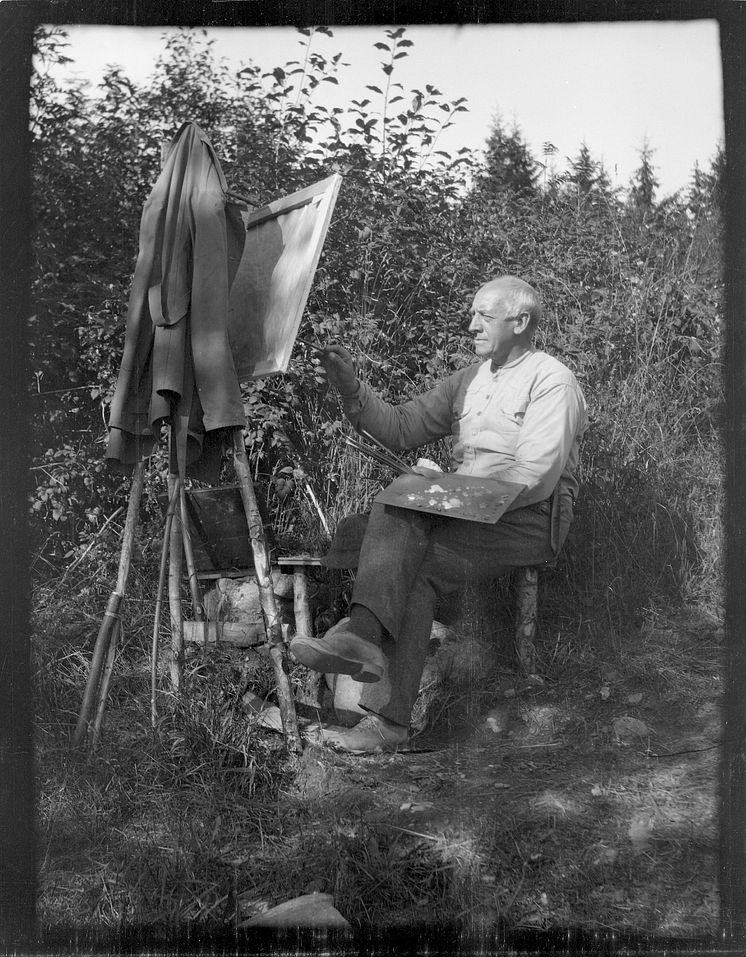 Harald Sohlberg maler  utendørs på Nærsnes, udatert foto.