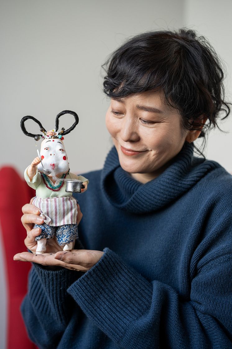 Baek Heena with the figurine "Odd Mama"