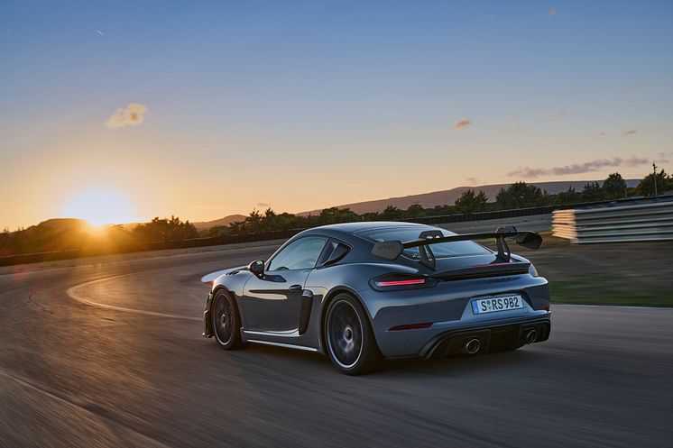 8 - 718 Cayman GT4 RS.jpg