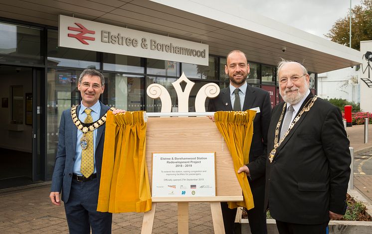 Plaque unvelied - Tom Moran with (left) Town Mayor simon Rubner and Hertsmere Mayor Cllr Alan Plancey