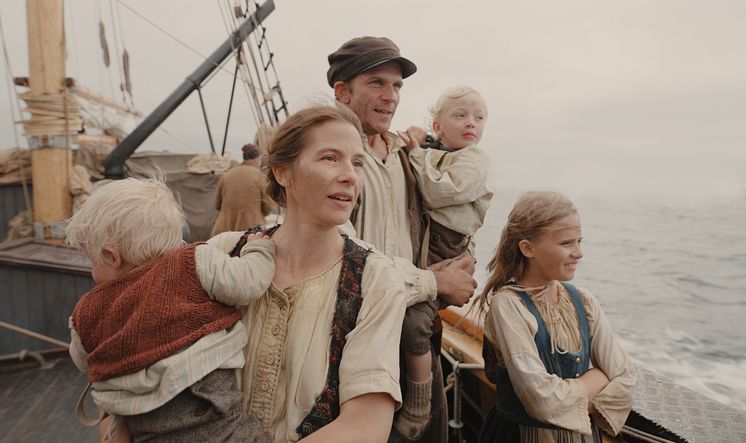 Utvandrarna - Family at sea_photo credit John Christian Rosenlund