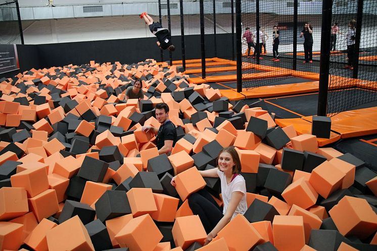 Das Trampolinbecken des FoamJUMP ist mit rund 15.000 Schaumstoffwürfeln gefüllt