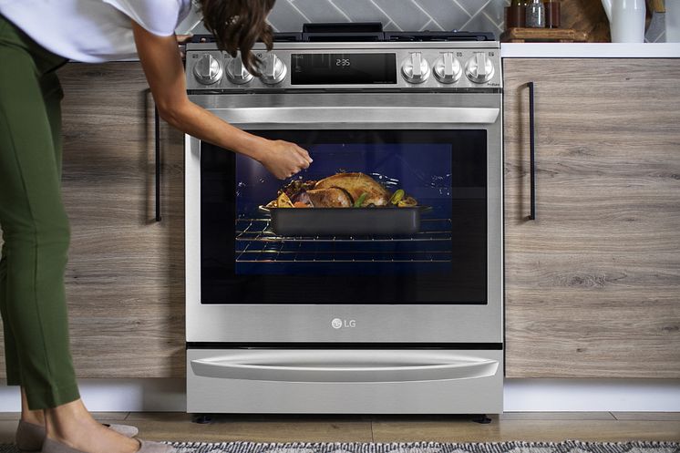 LG Air Sous Vide InstaView_Lifestyle 01.jpg