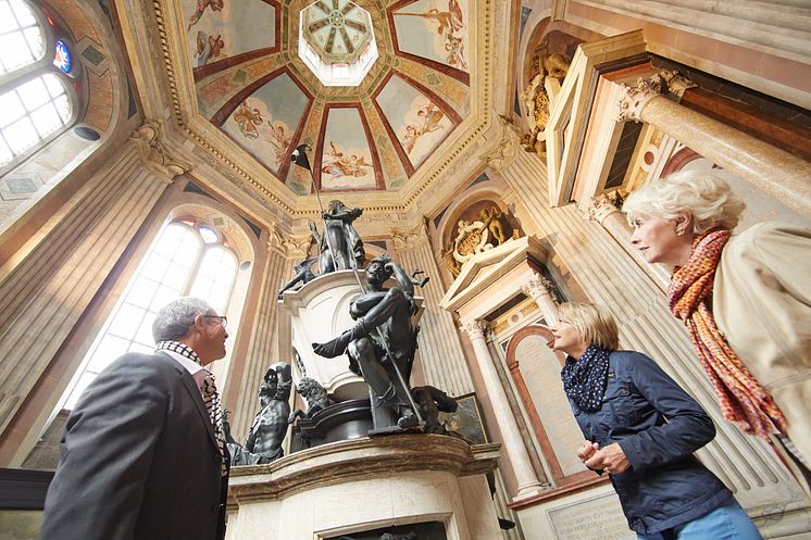 Historisches Stadthagen_Gäste beim Besuch des Mausoleums in Stadthagen