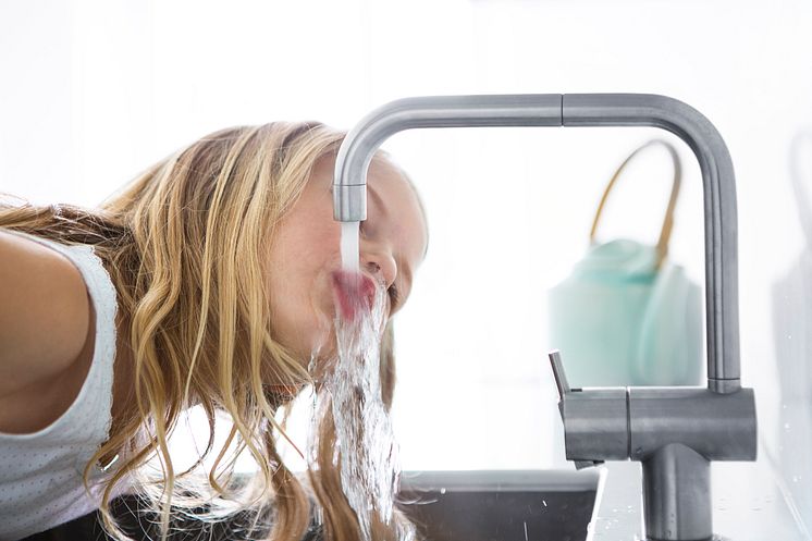 BW_girl drinking from tap